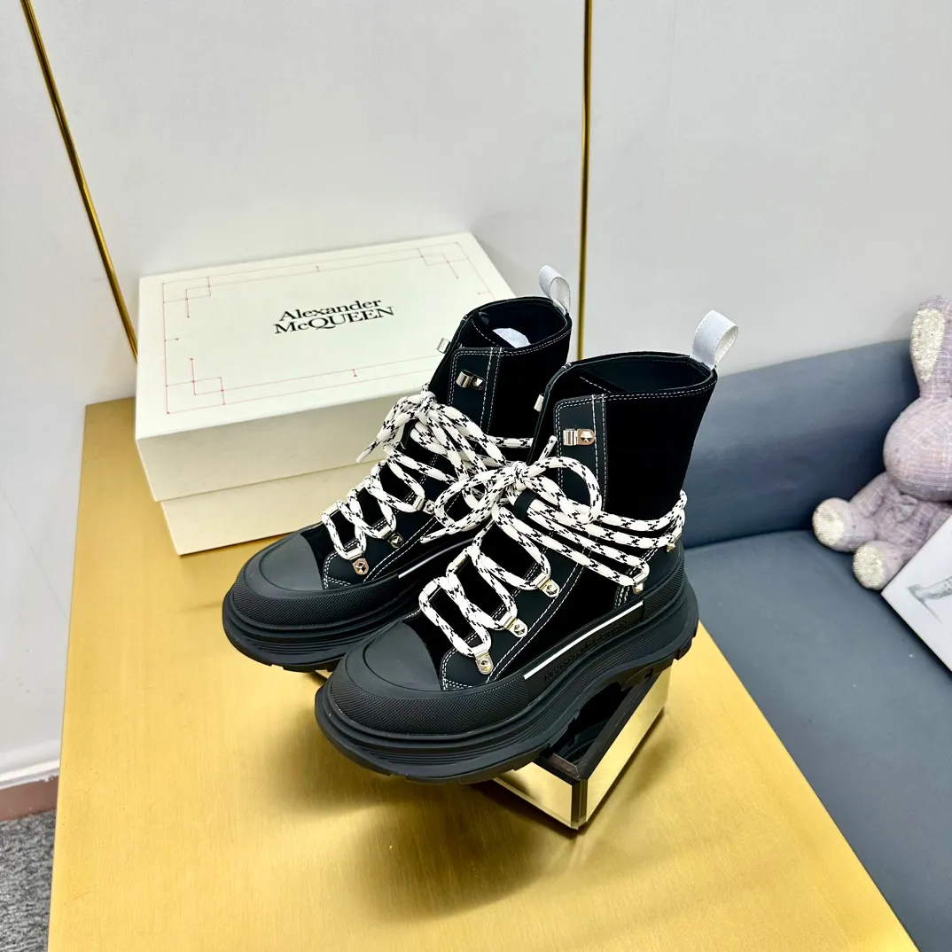 👟👟Ex-factory price 680👟👟 Alexander McQueen's latest thick-soled Martin boots, original 1:1 development, outsole original open-film TPU sole, fabric full-grain cowhide + high mercerized cowhide, lining sheepskin original hardware carabiner bottom height 5cm Size: #35-40 39-45